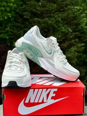 Nike Air Max Excee Green White Lifestyle Casual Sneaker Womens 9.5 | 10 NEW
